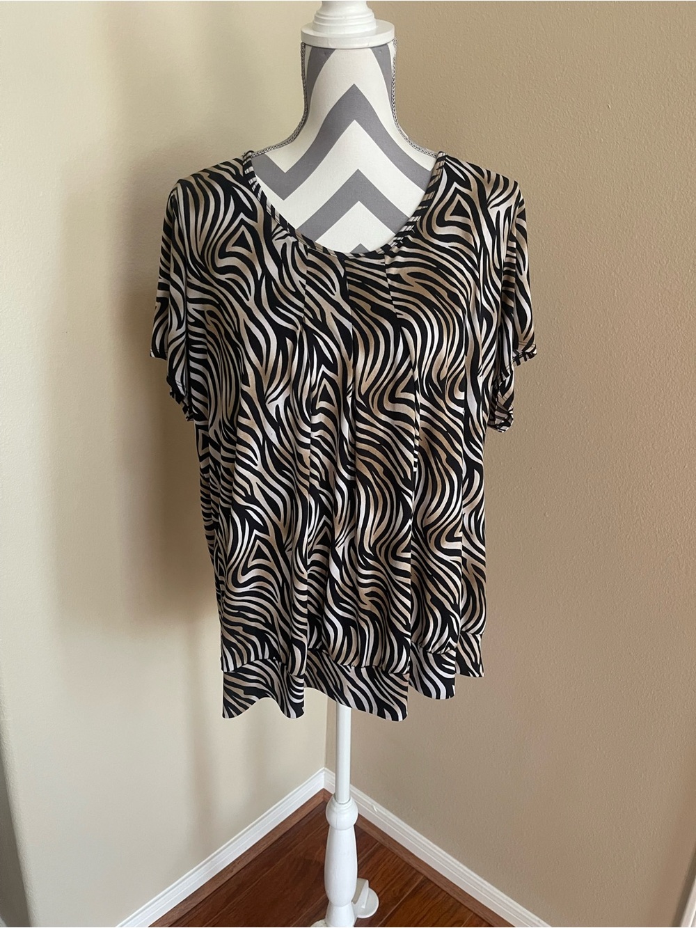 Jaclyn Smith Zebra-Pattern Short Sleeve Top w/ Cute Back details - Size: 2X